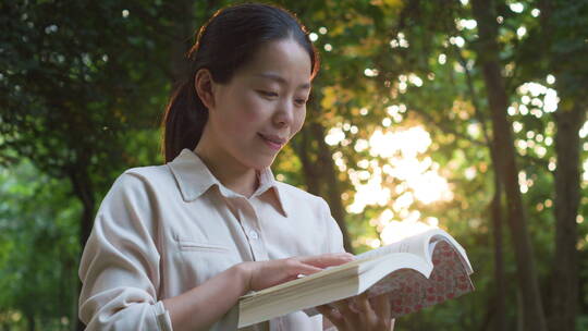 中国女性女人户外公园读书学习知识