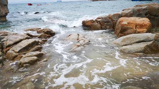 实拍沙滩海浪礁石大海