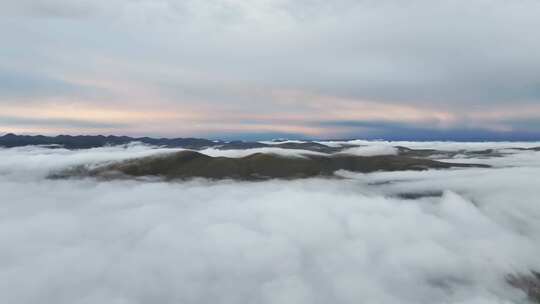 黎明航拍四川西部色达县高山云海朝霞景观