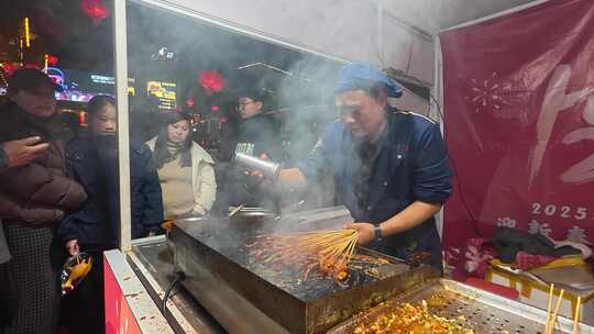 夜市摊位厨师烧烤美食与购买游客