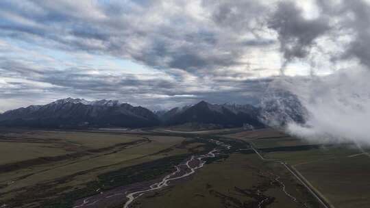 空中俯瞰草原雪山风景