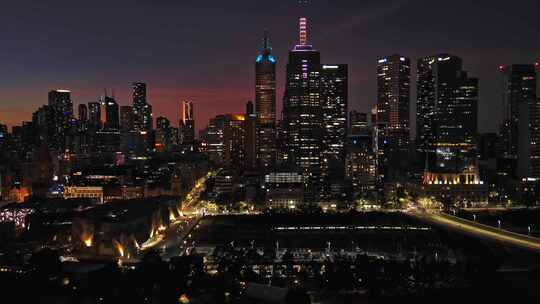 航拍澳大利亚墨尔本汽车街道摩天大楼夜景灯