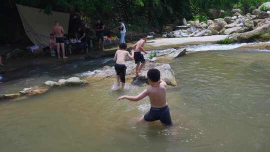 夏日户外小溪玩水