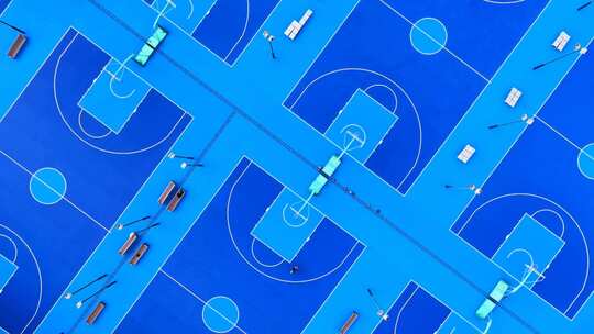 202511深大校园内在运动场上练球的学生们