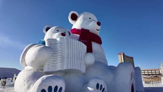 满洲里精美雪雕《熊小雪和熊小小》