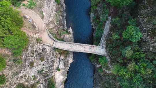 法国南部Ardeche省的Le Pont du Diable或恶魔桥Ain Thueyts村