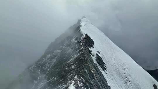 航拍四川甘孜贡嘎山卫峰乌库楚雪山风光