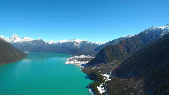 航拍西藏林芝巴松措景区雪山森林湖泊风光