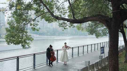 大提琴和小提琴在河边演奏