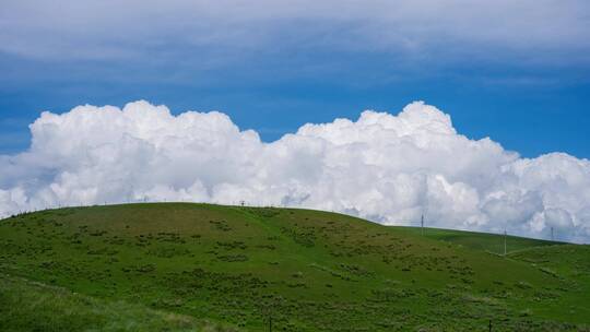 新疆伊犁大草原上的蓝天白云云卷云舒