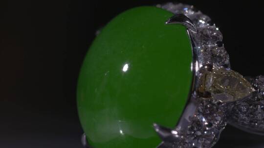 翡翠珠宝冰种满绿镶嵌收藏级翡翠戒指传家宝视频素材模板下载