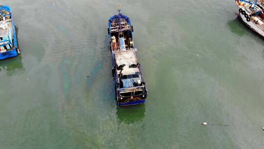 航拍福建漳州龙海岛美避风坞回港避风的渔船