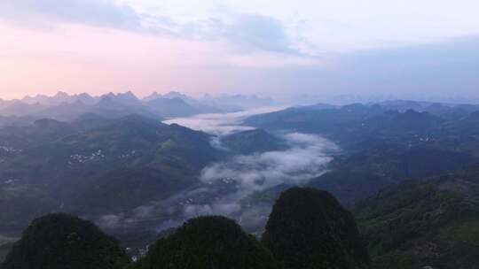 桂林山峰朝霞