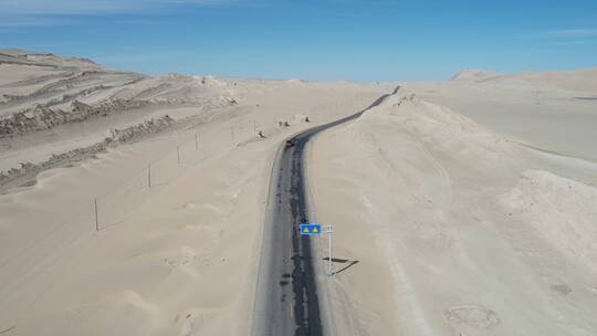 G315国道穿过青海塔里木盆地无际的戈壁沙漠视频素材模板下载