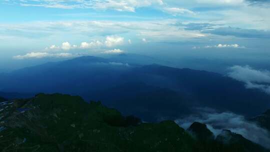 清晨云海日出云层山顶山林山峰云雾缭绕风景