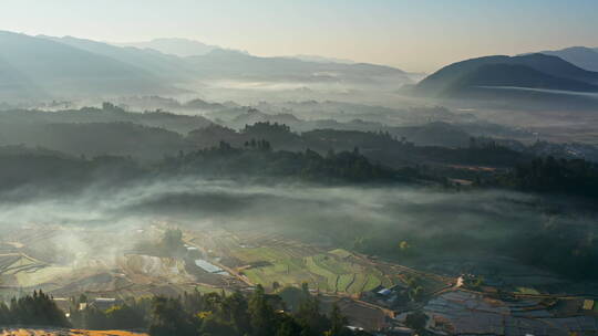 早晨云雾缭绕中的乡村大地