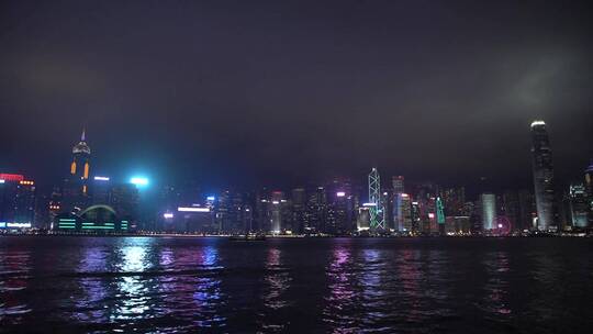 延时拍摄城市海滨夜景
