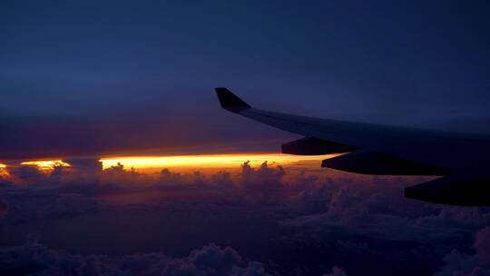 飞机机翼舷窗云层高空云海夕阳飞行视频素材模板下载