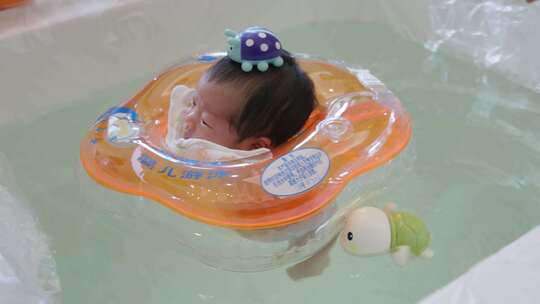 中国新生儿亚洲小孩宝宝在教练帮助下游泳