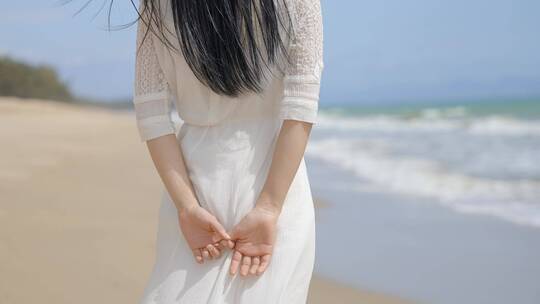 美女夏日海边看海