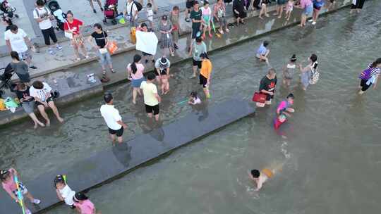 长江夏天汉口江滩小孩戏水游泳玩水夏日乘凉