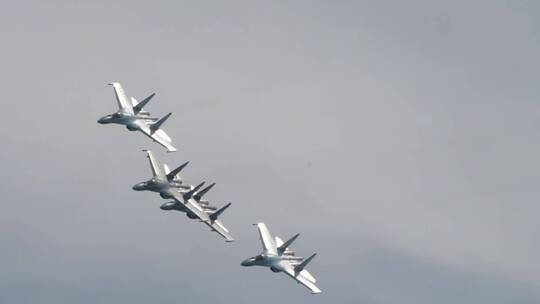 军用喷气式飞机编队飞越天空视频素材模板下载