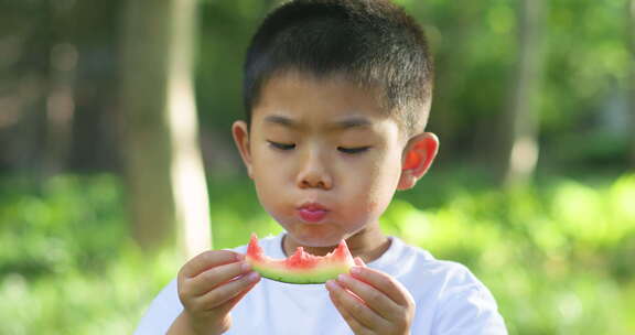 夏天儿童吃西瓜