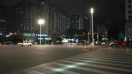 雨夜马路上汽车