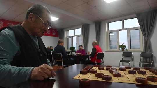 养老院老人在一起下棋打扑克休闲