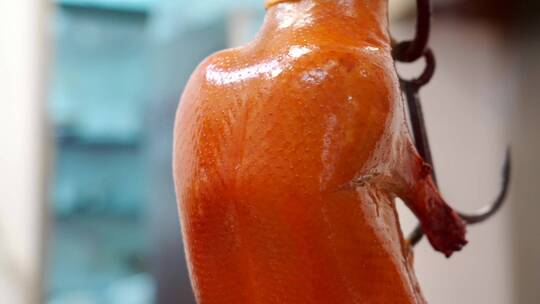 升格实拍中餐美食一只刚刚出炉的北京烤鸭