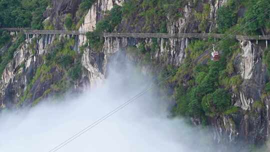 景区云海中下穿梭出冲游客观光高山缆车索道