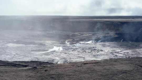 夏威夷最大的火山在阳光明媚的日子里休眠。