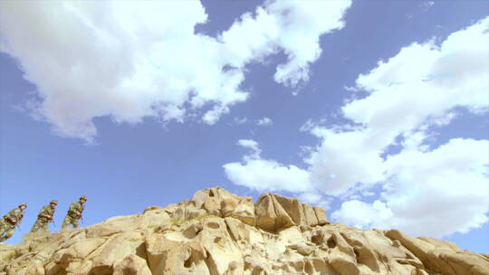 边防战士巡逻沙漠戈壁山坡 仰拍 中景 白云