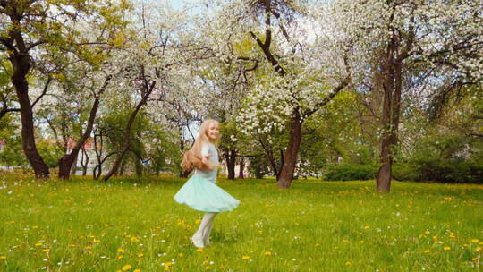 女孩在公园里奔跑欢笑