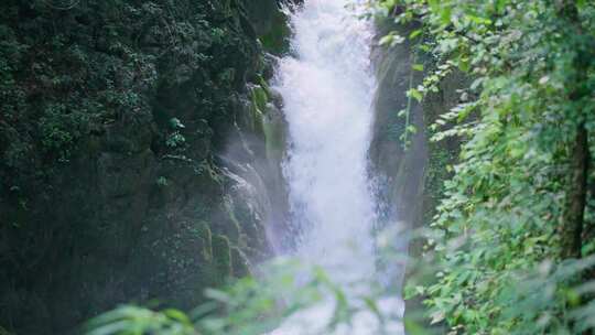 峡谷激流瀑布