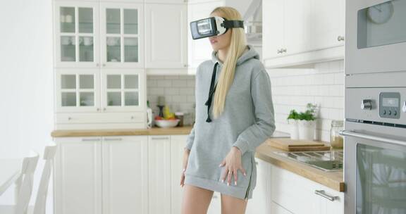 女士在厨房使用虚拟眼镜