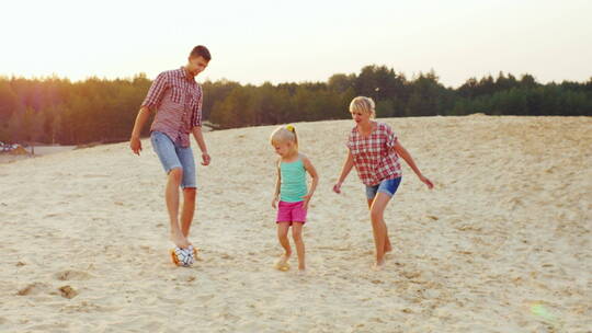 一家人在海滩踢球