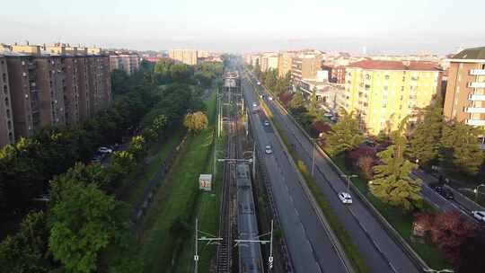 乘客地铁穿越米兰生活区，鸟瞰