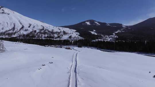 航拍新疆冬季喀纳斯河流晨雾雪山森林雪景