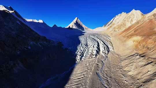 西藏日喀则国王峰普拉喜琼雪山日照金山航拍