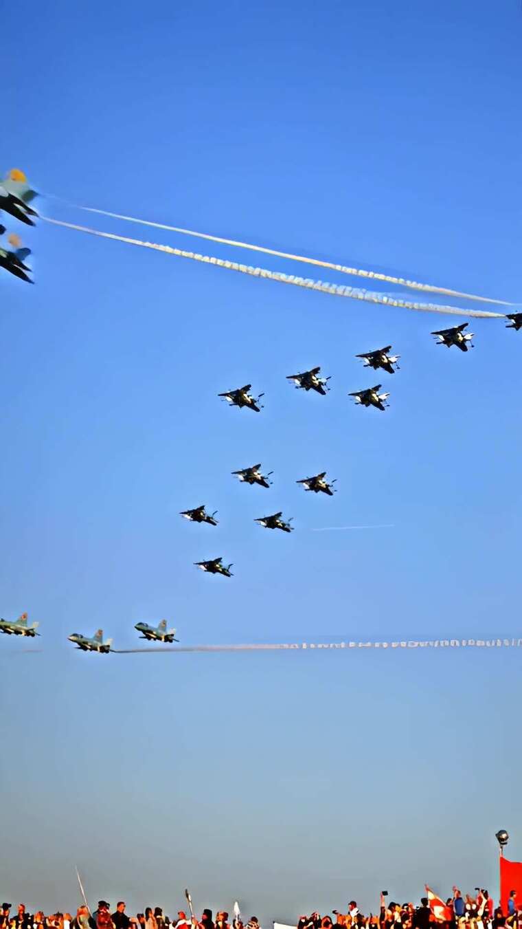 航展上战斗机编队飞行