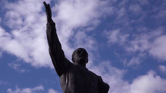 蓝天白云下的列宁雕像