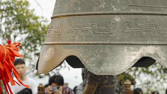 游客撞钟敲钟大钟祈福特写