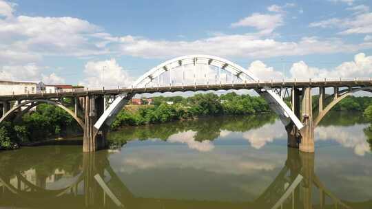 阿拉巴马州塞尔玛的埃德蒙·佩特斯桥，桥下有无人机视频。视频素材模板下载
