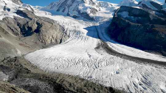 瑞士采尔马特戈尔纳冰川上空，从杜弗斯皮茨俯瞰