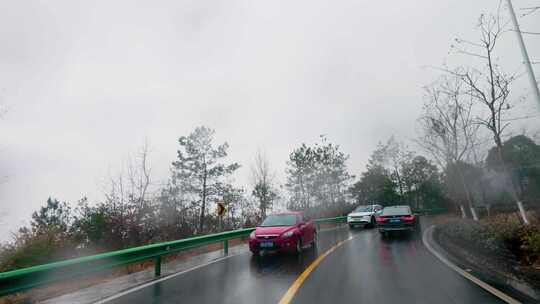 行车记录：雨天山间公路行驶的多辆汽车