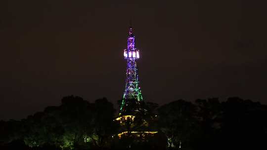 夜晚灯光璀璨的信号塔远景