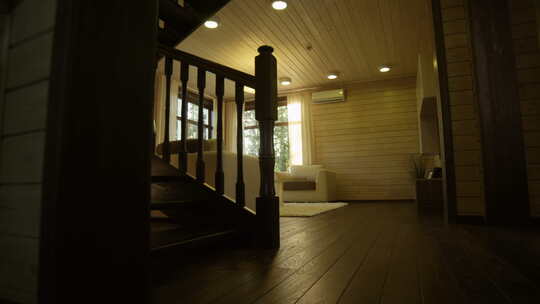 摄像机在小屋里移动的穿过楼梯到客厅