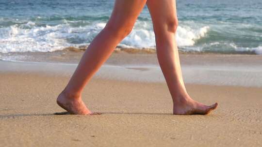 女孩赤脚散步沙滩合集视频素材模板下载
