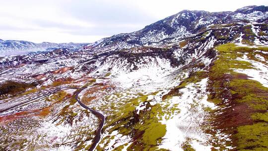 4k航拍冰岛冬天被白雪覆盖的山谷